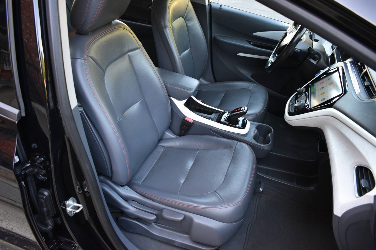 Used 2021 Chevrolet Bolt Premier w/ Infotainment Package FWD image 20