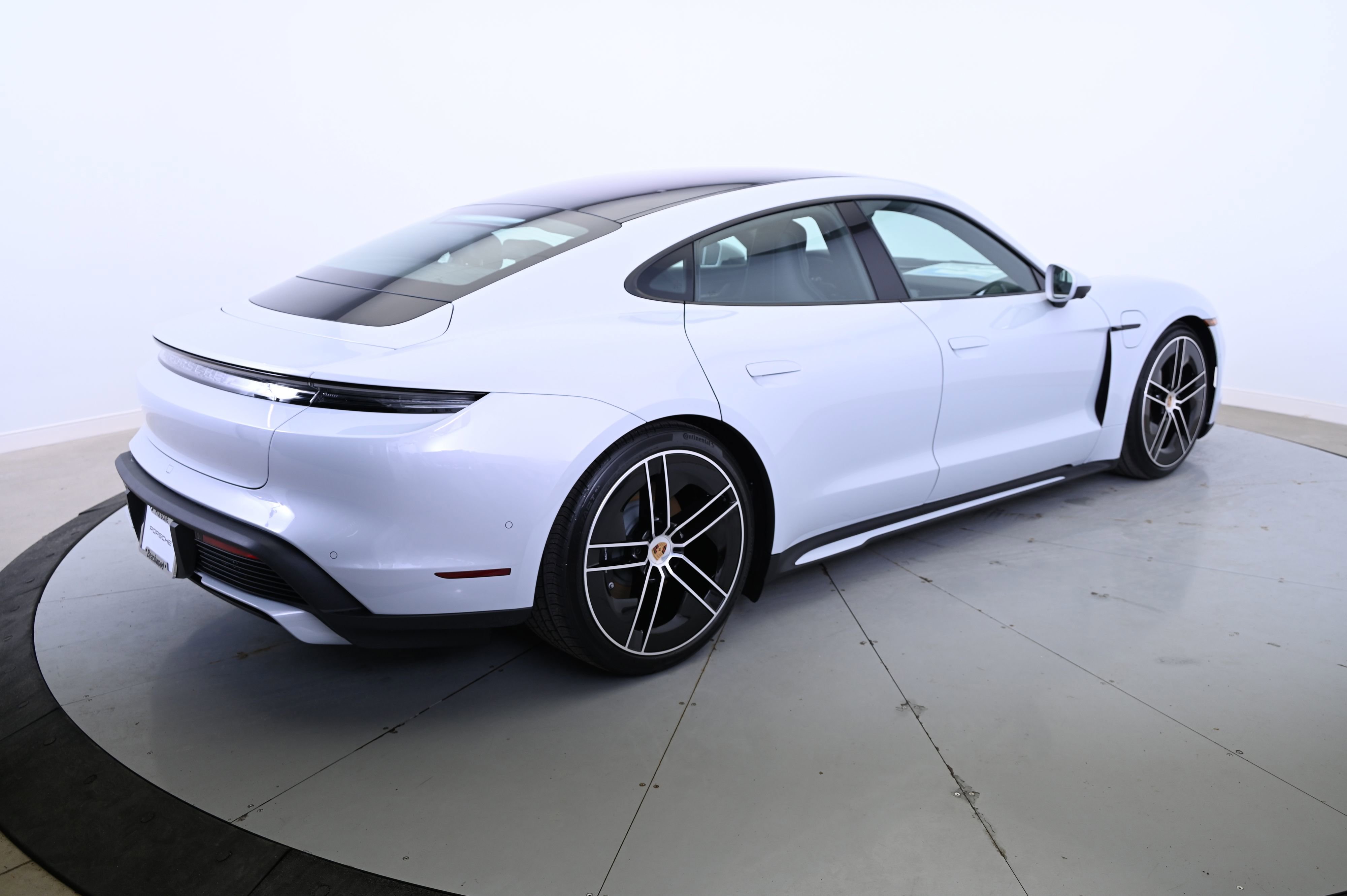Used 2025 Porsche Taycan image 5