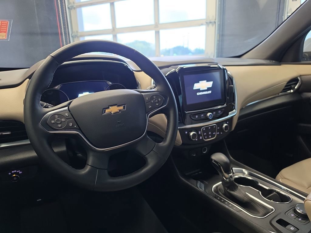 Used 2023 Chevrolet Traverse Premier FWD image 18