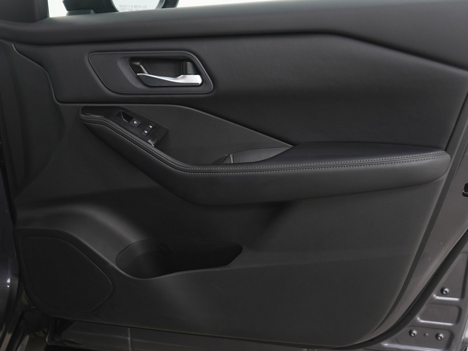 Used 2025 Nissan Rogue SV image 9