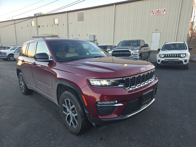 Used 2024 Jeep Grand Cherokee Limited w/ Luxury Tech Group II image 3