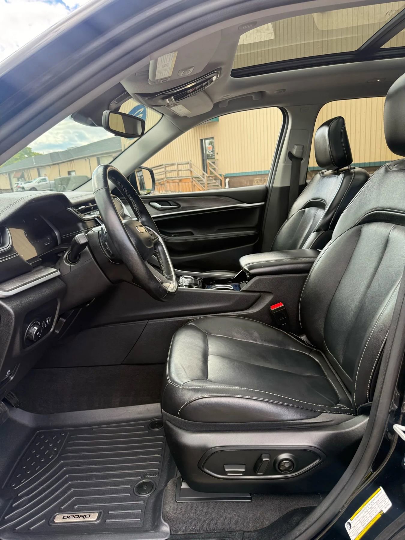 Used 2022 Jeep Grand Cherokee L Limited w/ Black Appearance Package image 18