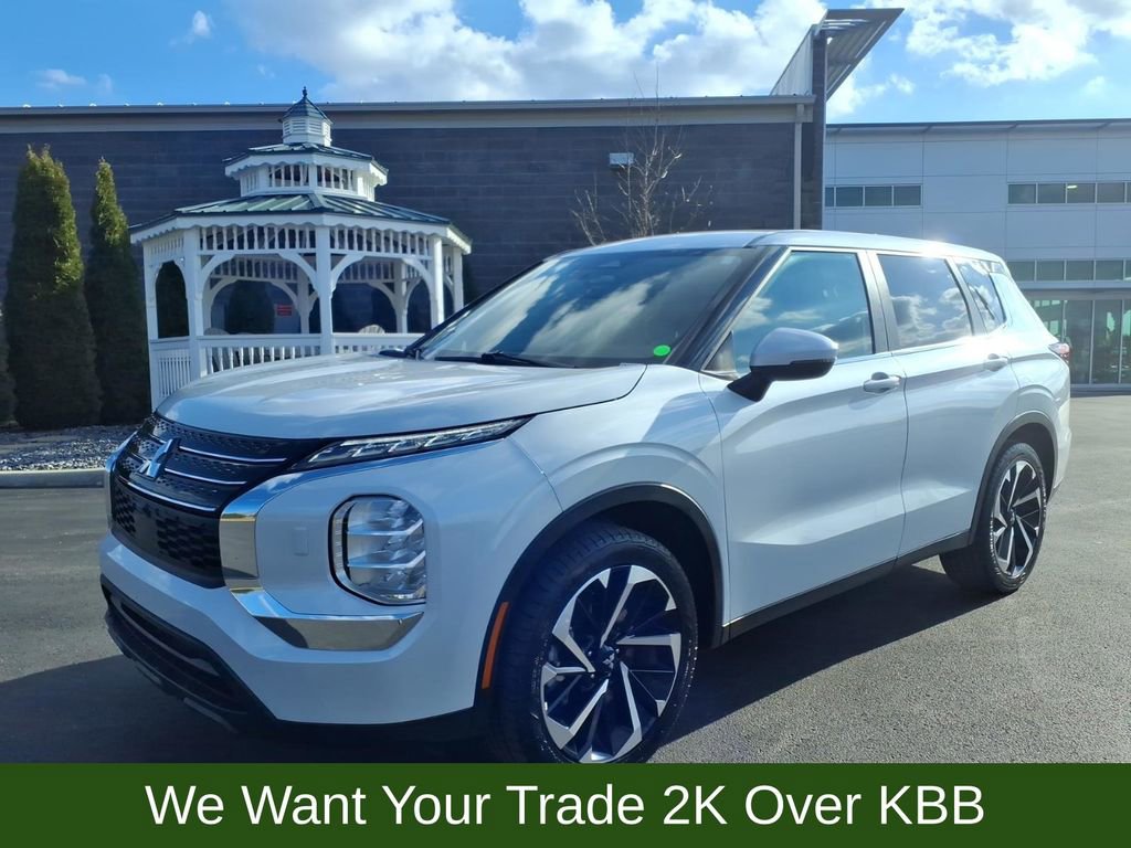 Used 2022 Mitsubishi Outlander ES AWD/4WD image 2