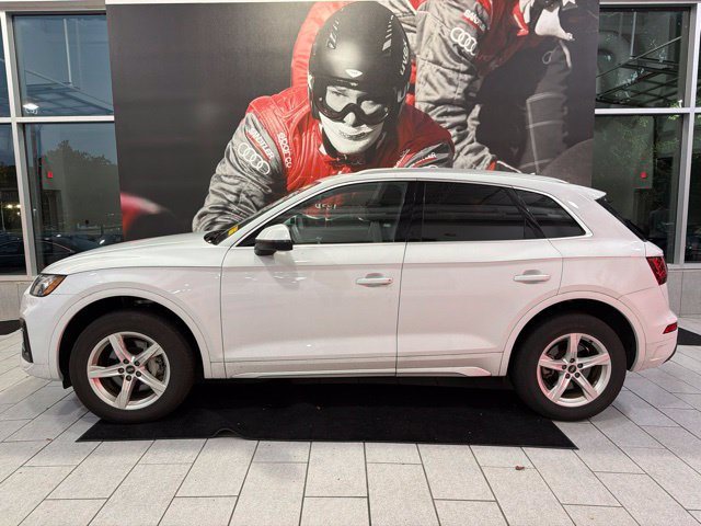 Used 2023 Audi Q5 2.0T Premium w/ Convenience Package AWD/4WD image 2