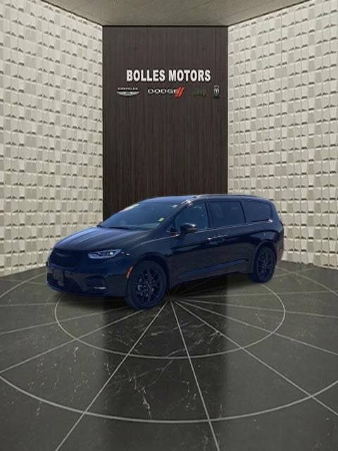 Certified 2023 Chrysler Pacifica Touring-L w/ S Appearance Package AWD/4WD image 10