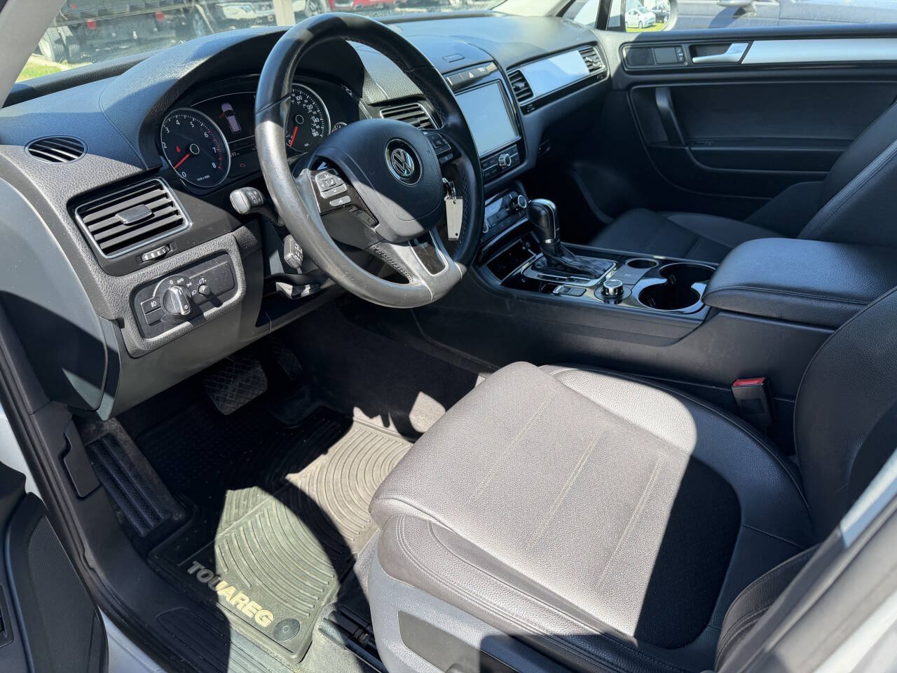 Used 2013 Volkswagen Touareg Sport AWD/4WD image 9