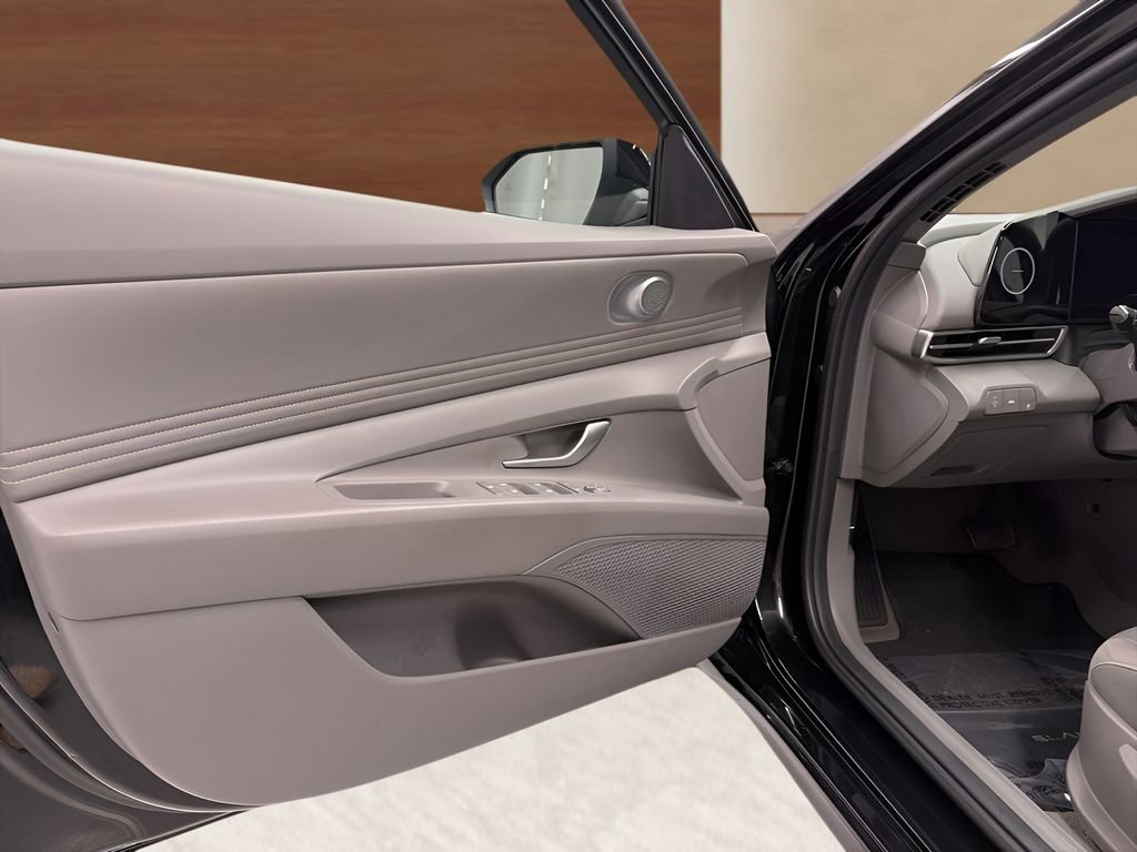 Used 2023 Hyundai Elantra SEL w/ Convenience Package image 10