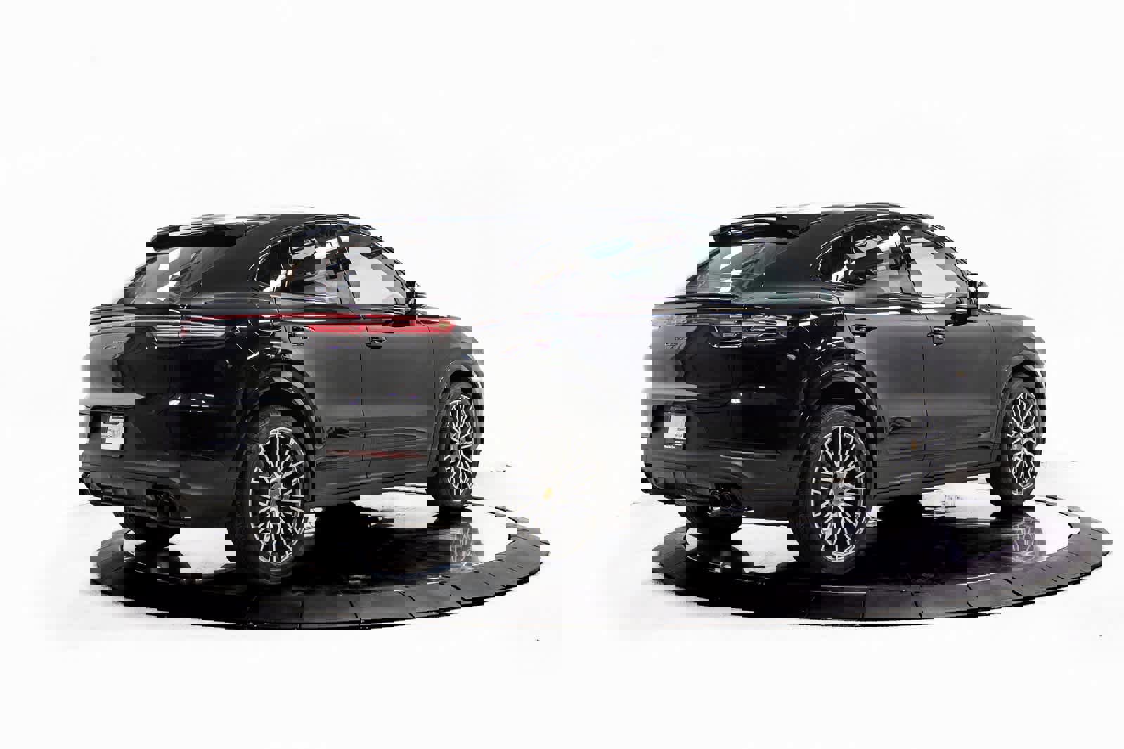 Certified 2022 Porsche Cayenne Platinum Edition image 7