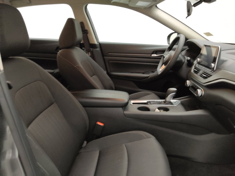 Used 2025 Nissan Altima 2.5 SV FWD image 21