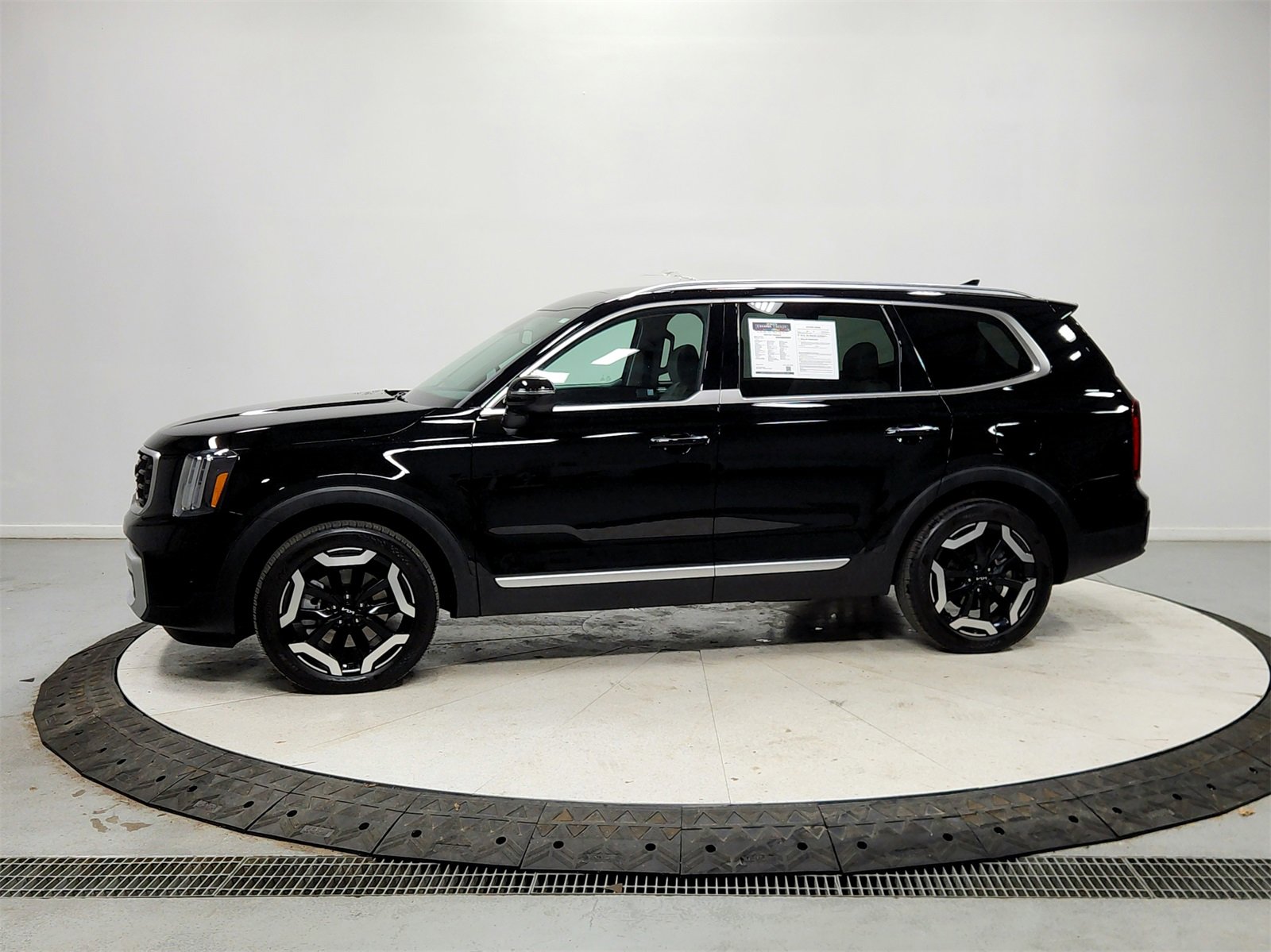 Used 2024 Kia Telluride S w/ S Sunroof Package image 4
