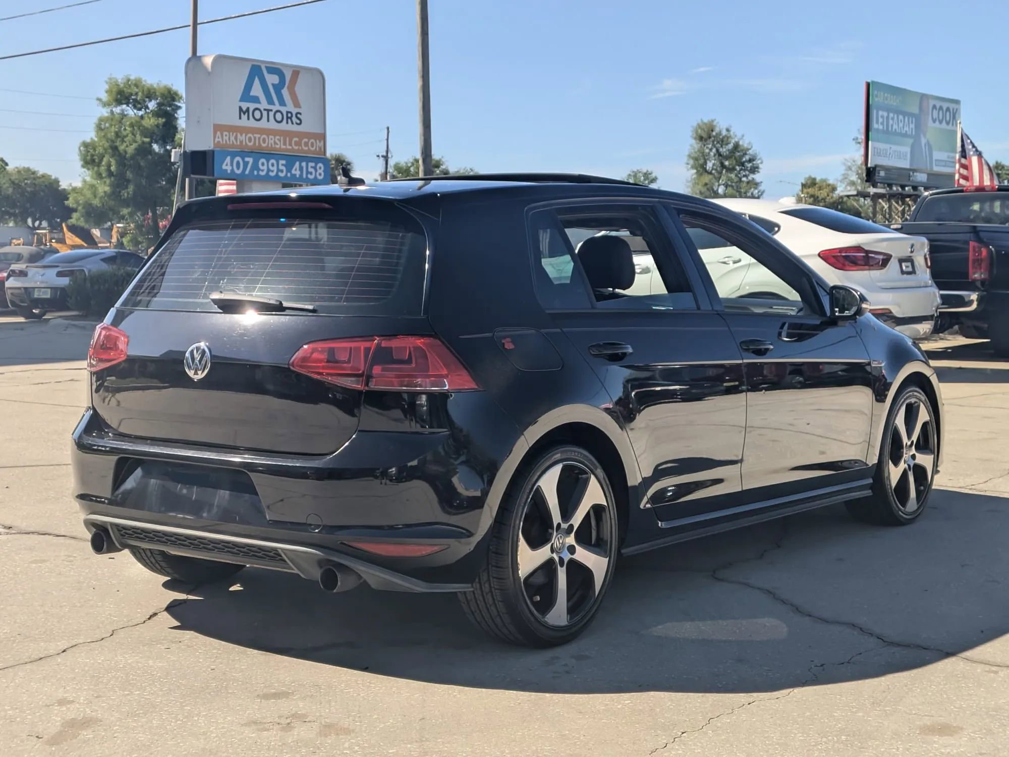 Used 2015 Volkswagen Golf 4-Door image 3