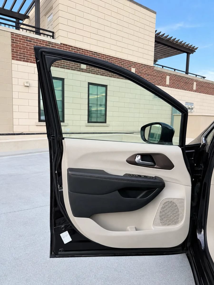 Used 2018 Chrysler Pacifica Touring-L FWD image 21