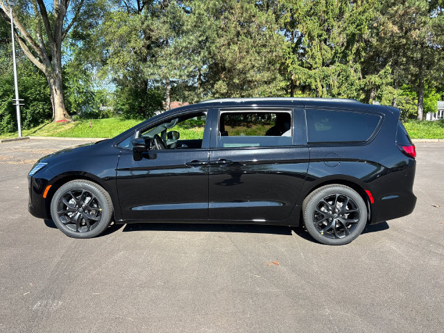 New 2027 Chrysler Pacifica Limited w/ Family Tech Group FWD image 3