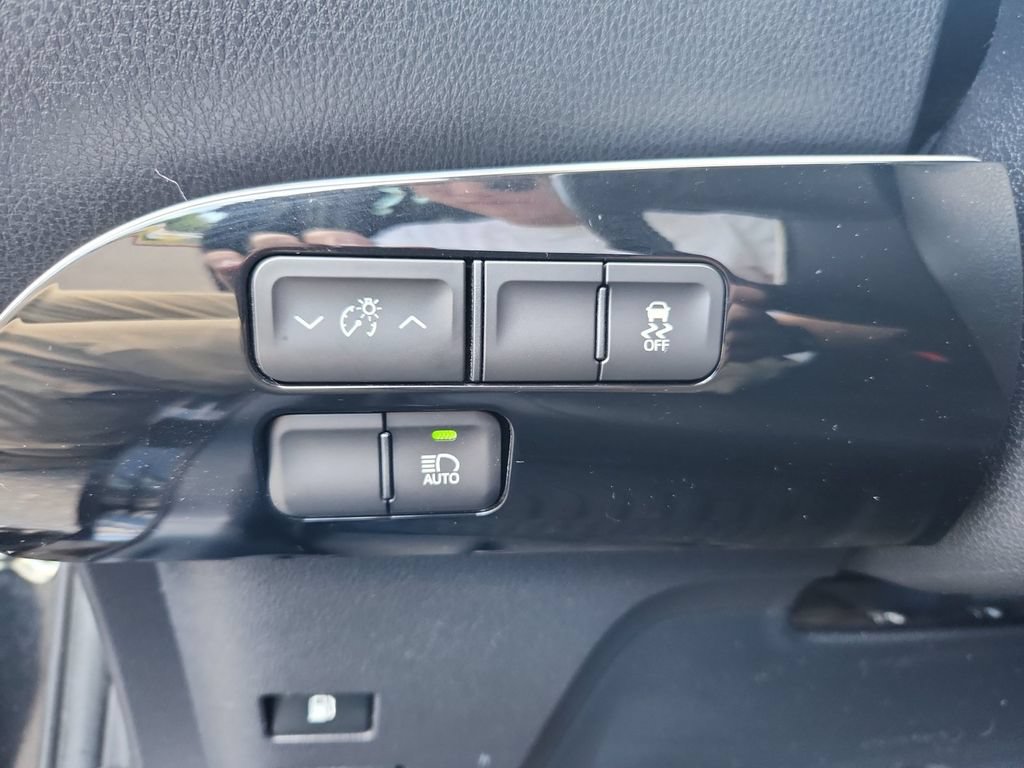 Used 2016 Toyota Prius Three Touring FWD image 26