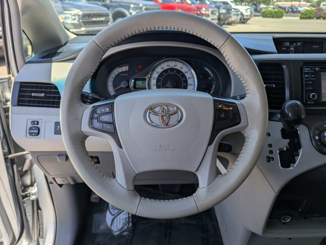 Used 2014 Toyota Sienna SE FWD image 14