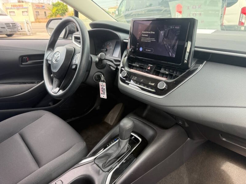 Used 2025 Toyota Corolla LE FWD image 9