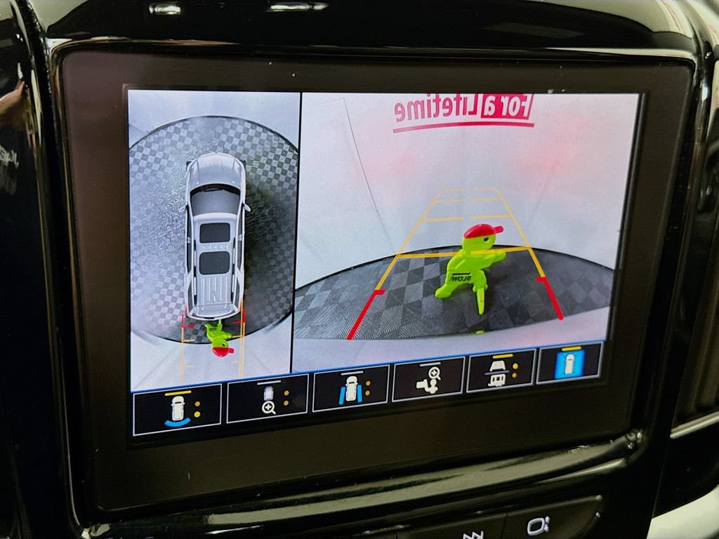 Used 2023 Chevrolet Traverse LT w/ Rear Camera Mirror Package AWD/4WD image 6