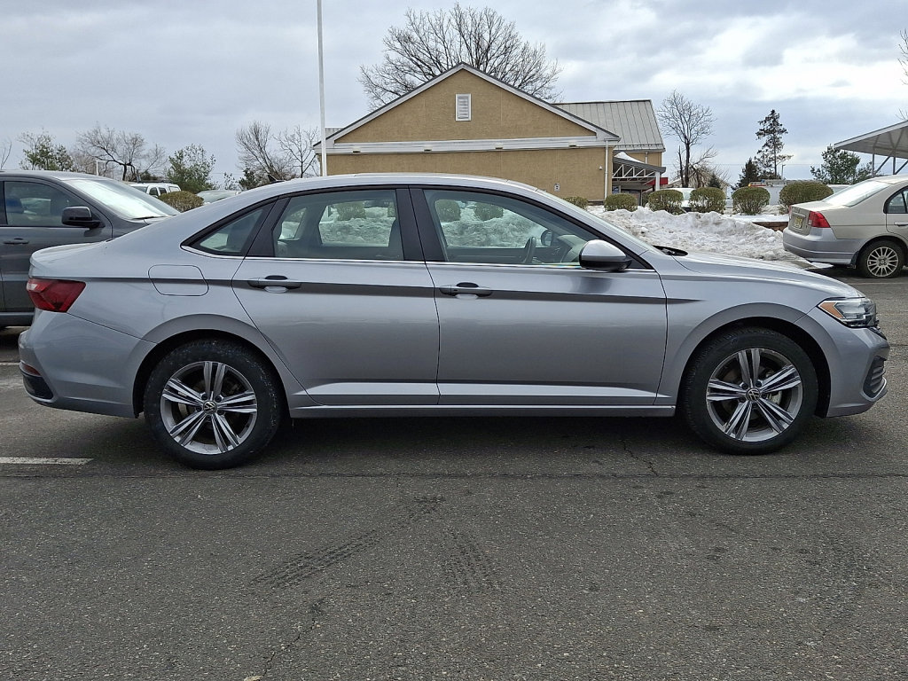 Used 2024 Volkswagen Jetta SE image 4