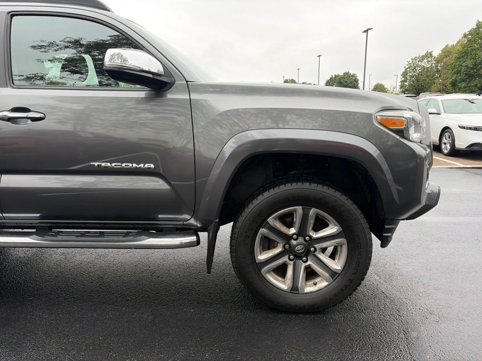 Used 2016 Toyota Tacoma Limited w/ Towing Package AWD/4WD image 4