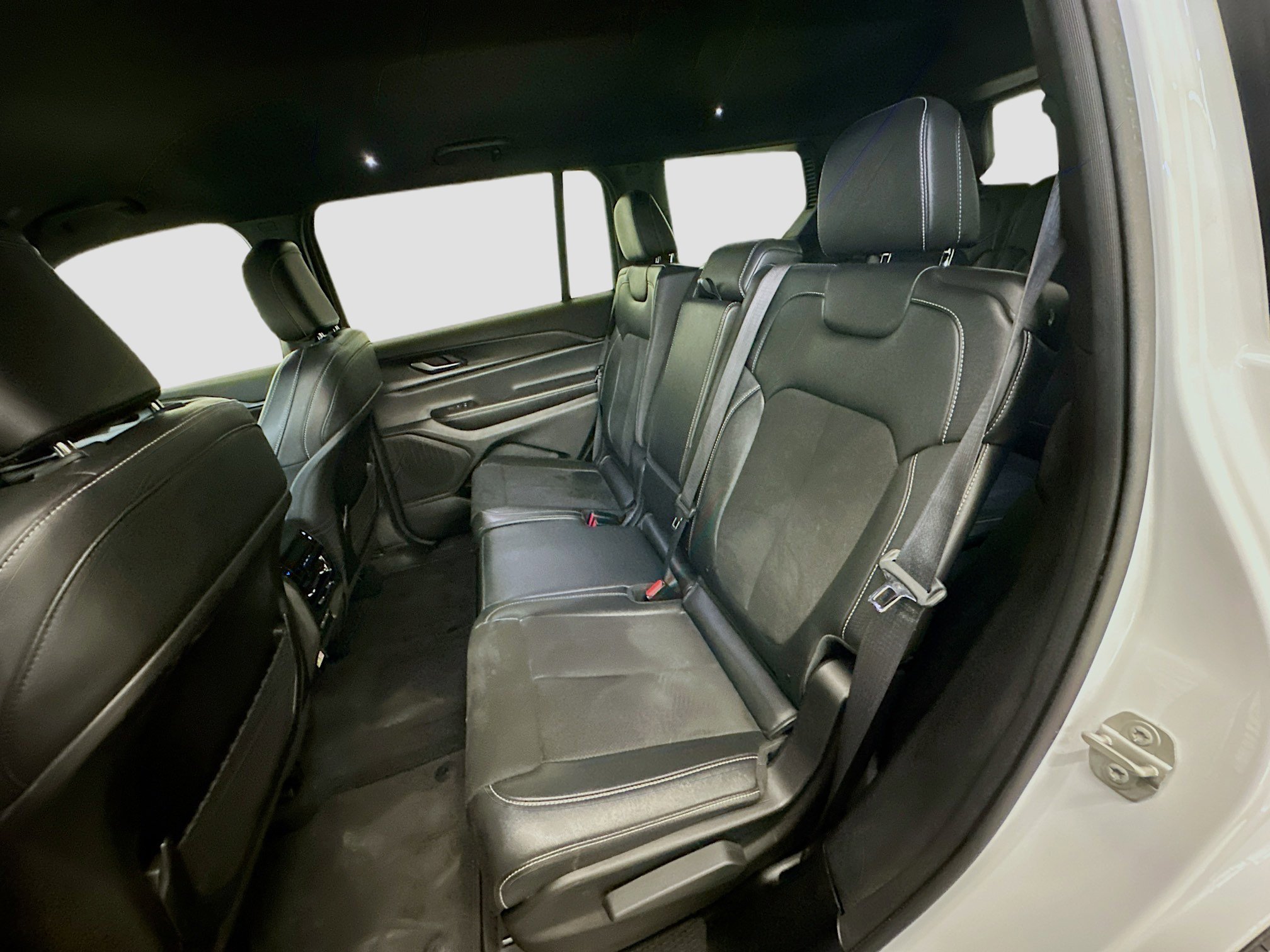 Used 2024 Jeep Grand Cherokee L Laredo image 28