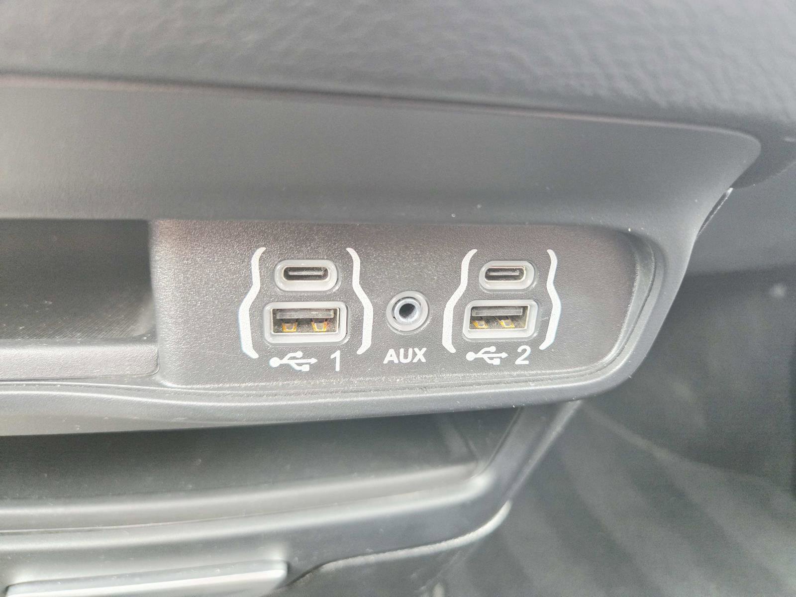 Used 2025 Chrysler Pacifica Select image 33
