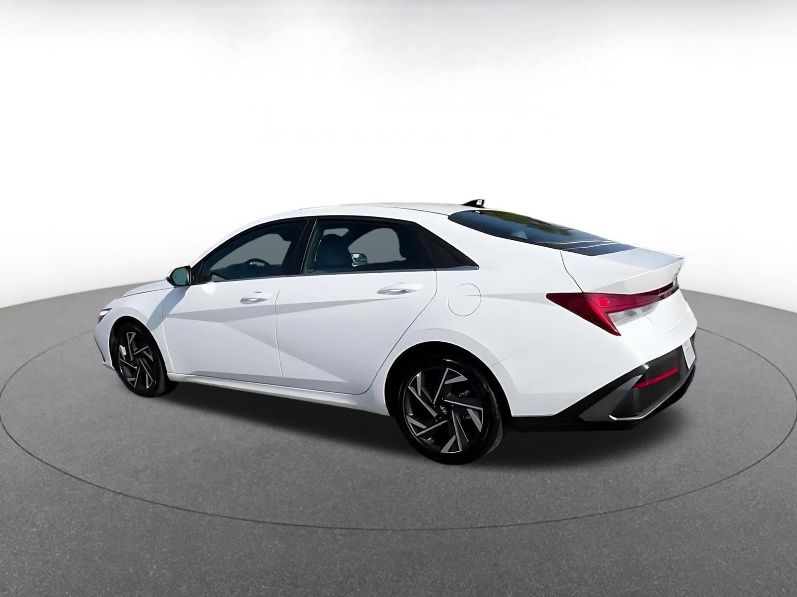 Used 2025 Hyundai Elantra Limited image 10