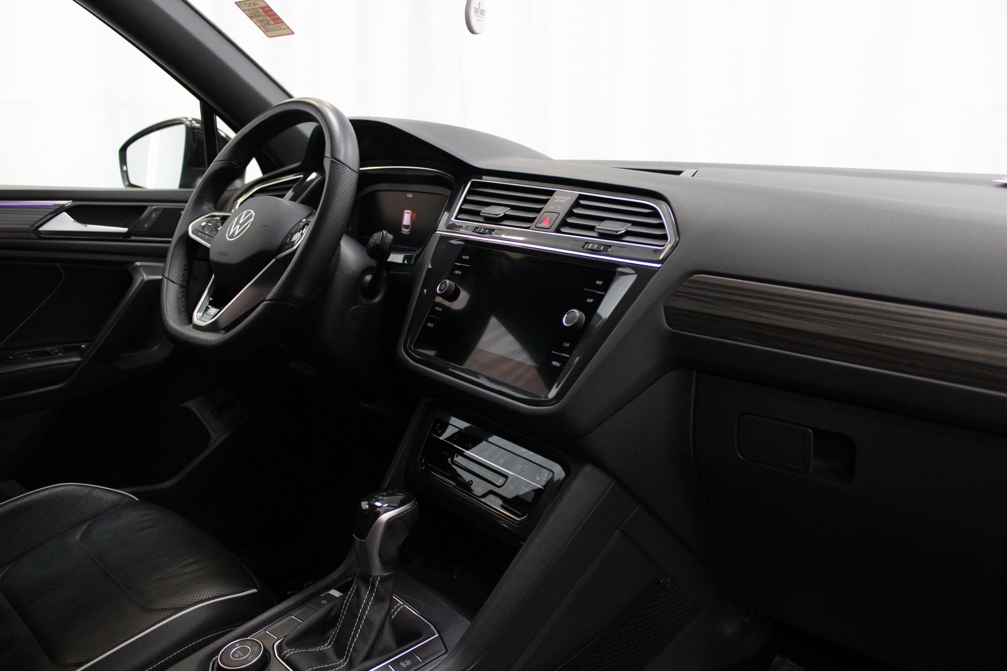 Used 2022 Volkswagen Tiguan SEL R-Line image 31