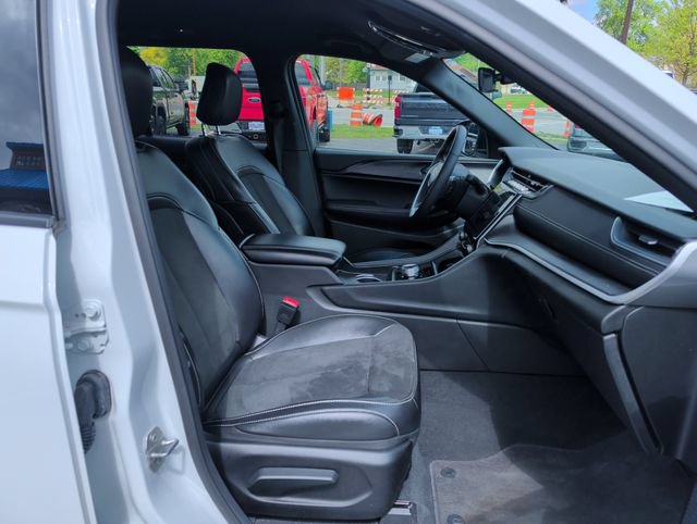 Used 2025 Jeep Grand Cherokee Altitude AWD/4WD image 23