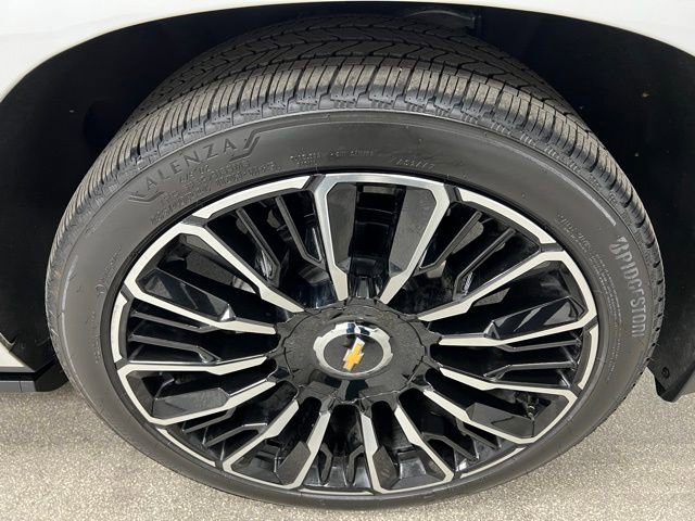 Used 2025 Chevrolet Tahoe High Country AWD/4WD image 18