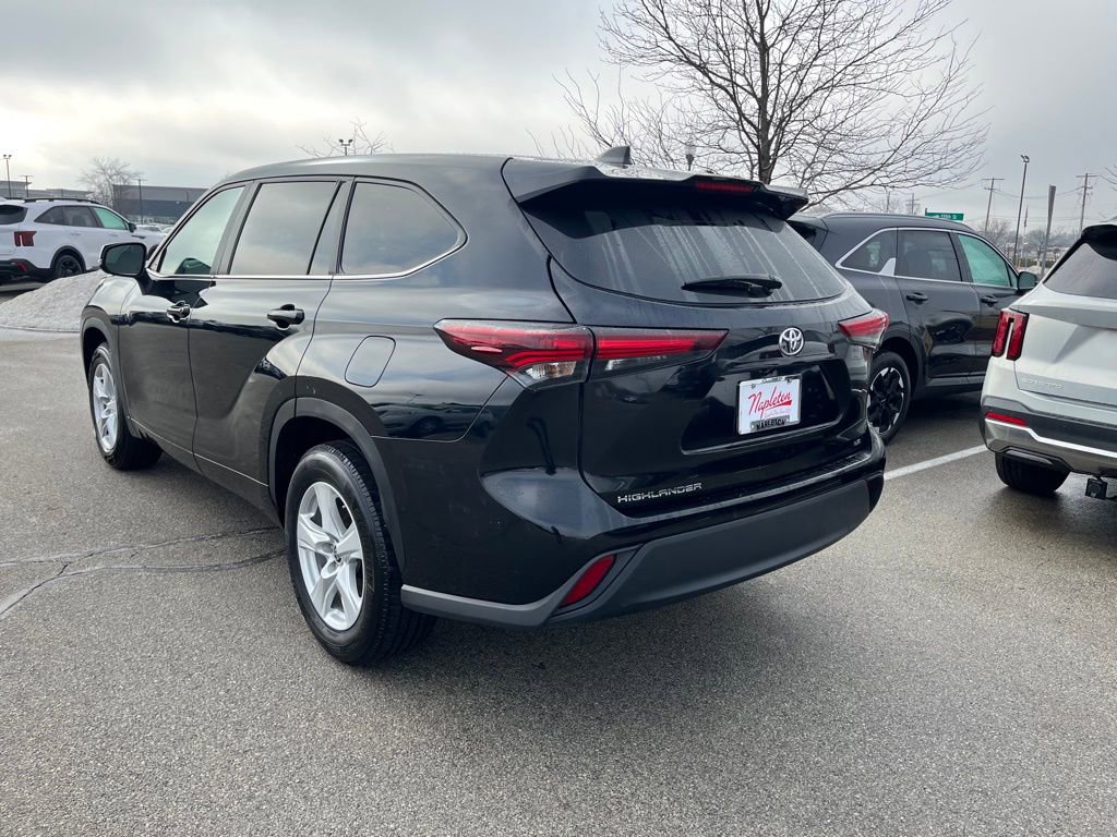 Used 2024 Toyota Highlander LE image 6