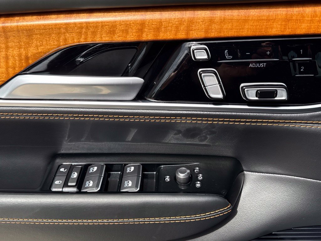 Used 2025 Jeep Grand Wagoneer Series III AWD/4WD image 19