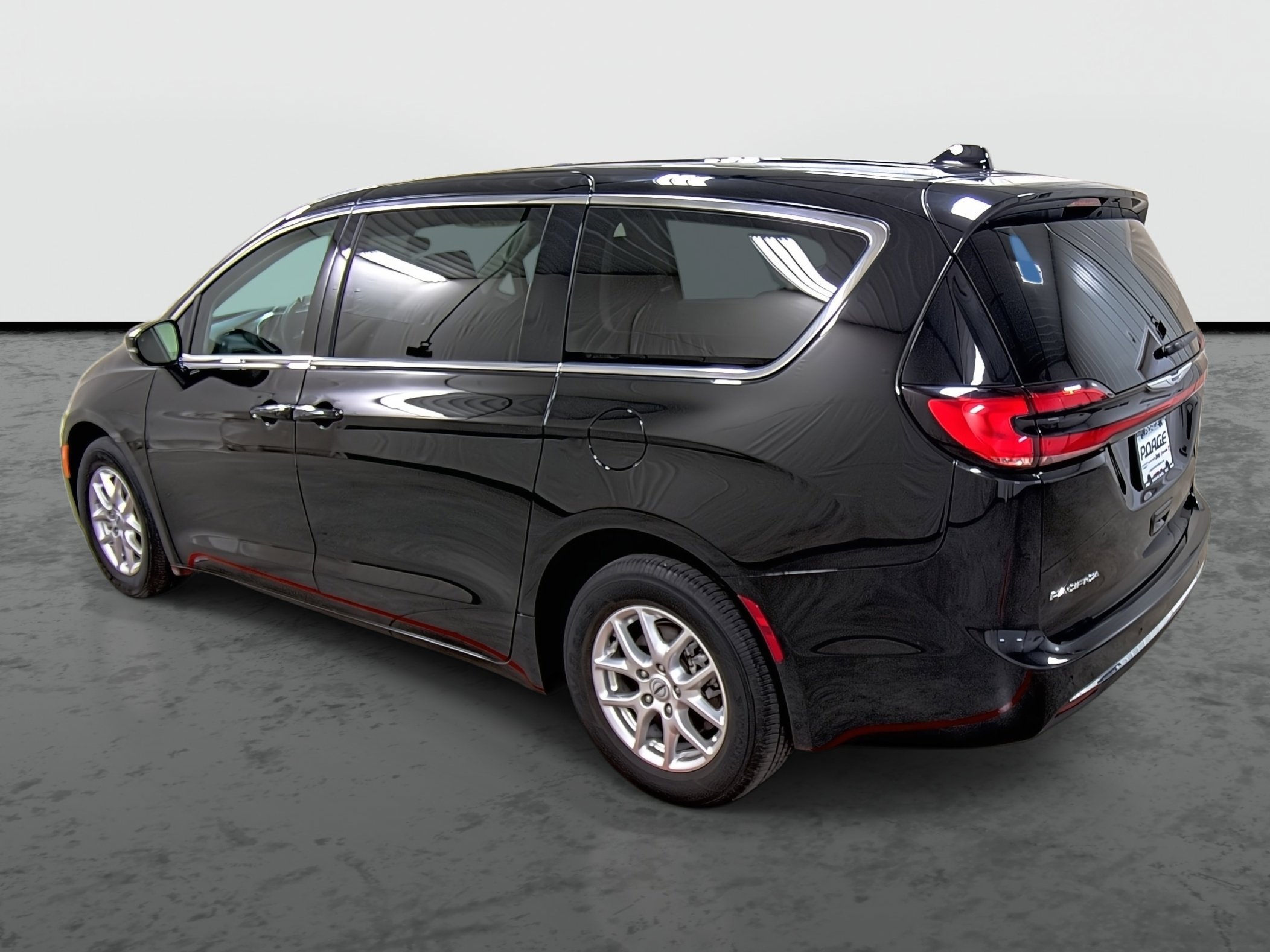 Used 2024 Chrysler Pacifica Touring-L image 2
