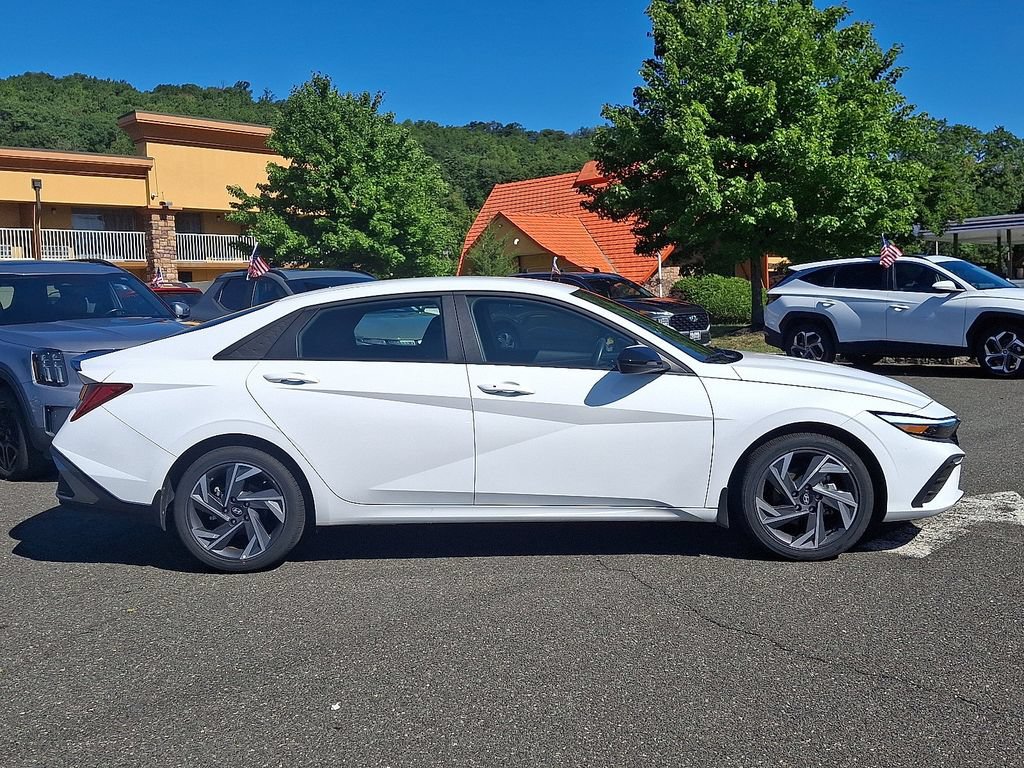Used 2025 Hyundai Elantra SEL FWD image 8
