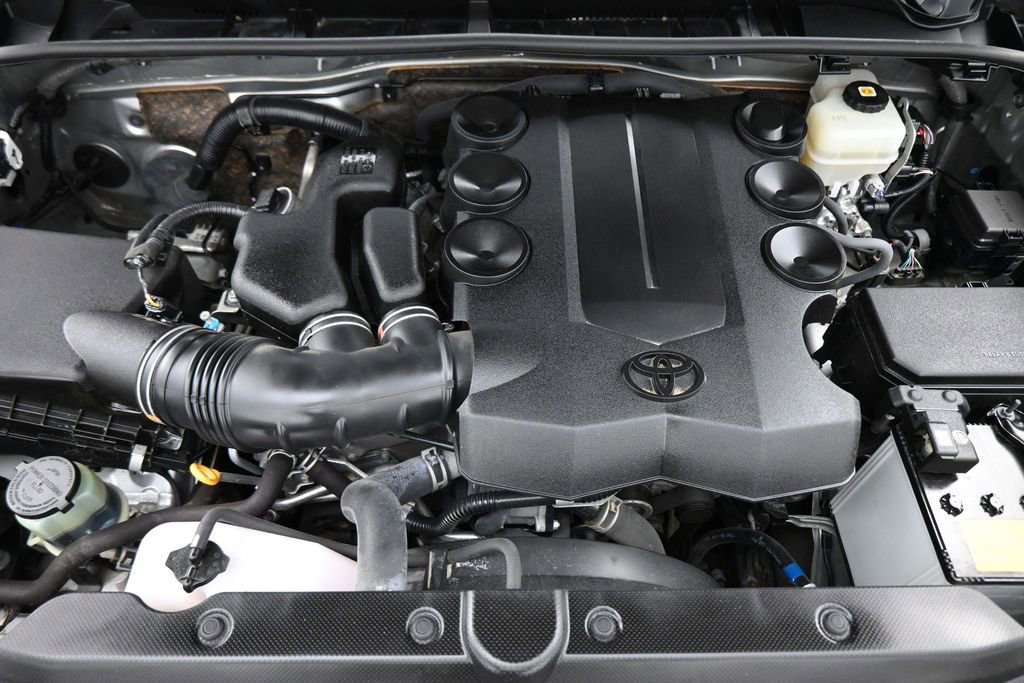 Used 2020 Toyota 4Runner SR5 AWD/4WD image 18