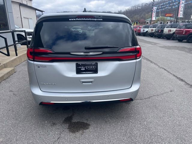 Used 2024 Chrysler Pacifica Touring-L image 4