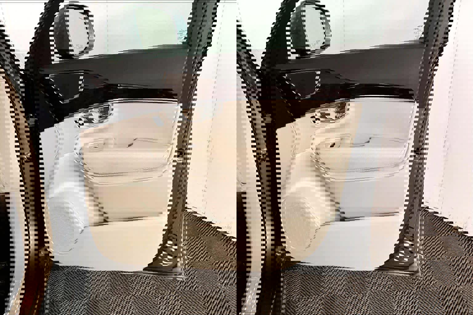 Used 2017 Volvo XC90 T6 Momentum w/ Vision Package image 23