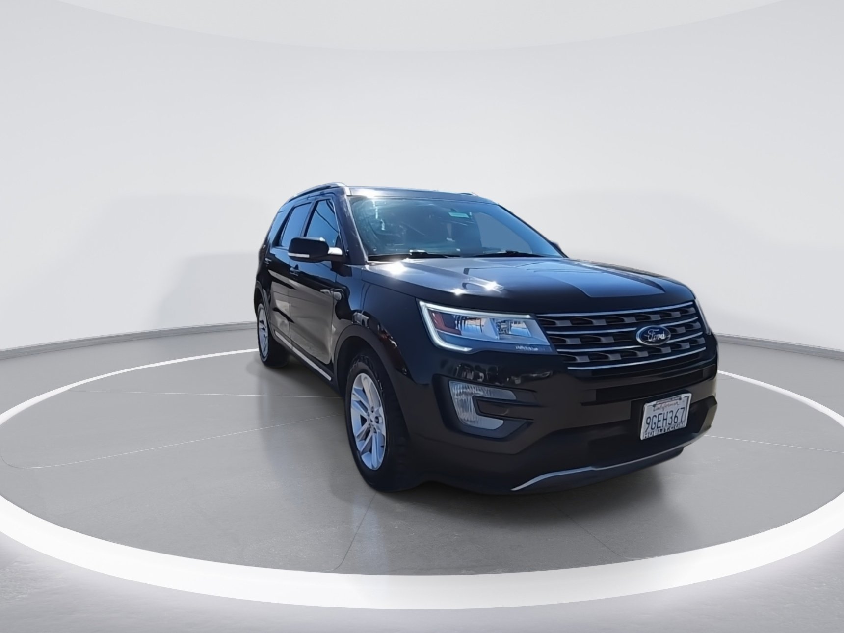 Used 2017 Ford Explorer XLT image 2
