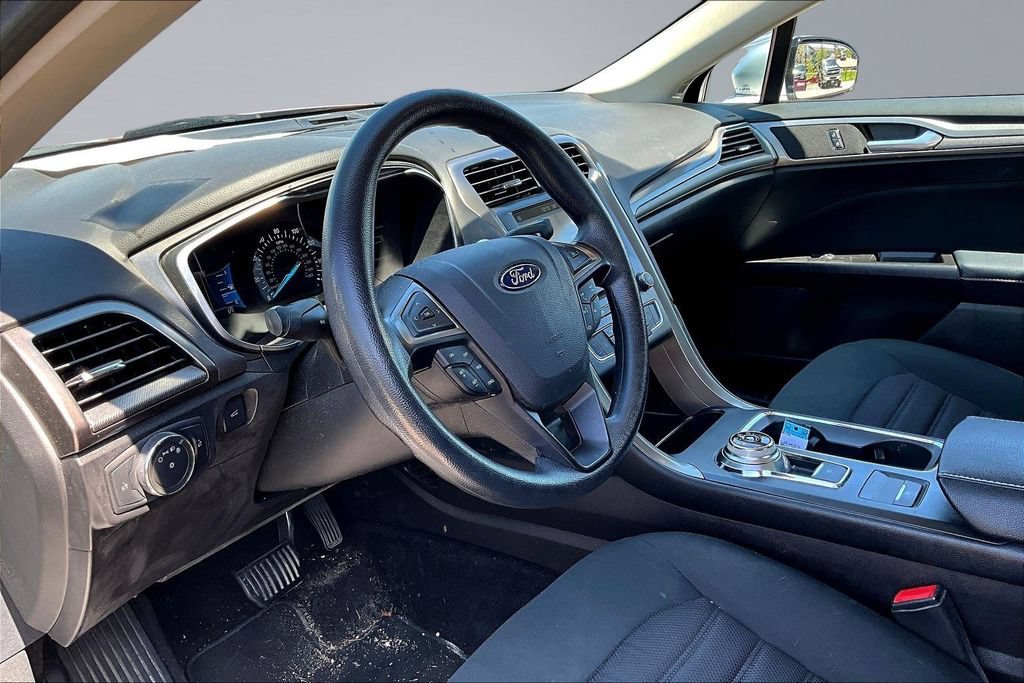 Used 2017 Ford Fusion SE w/ Fusion SE Technology Package FWD image 14