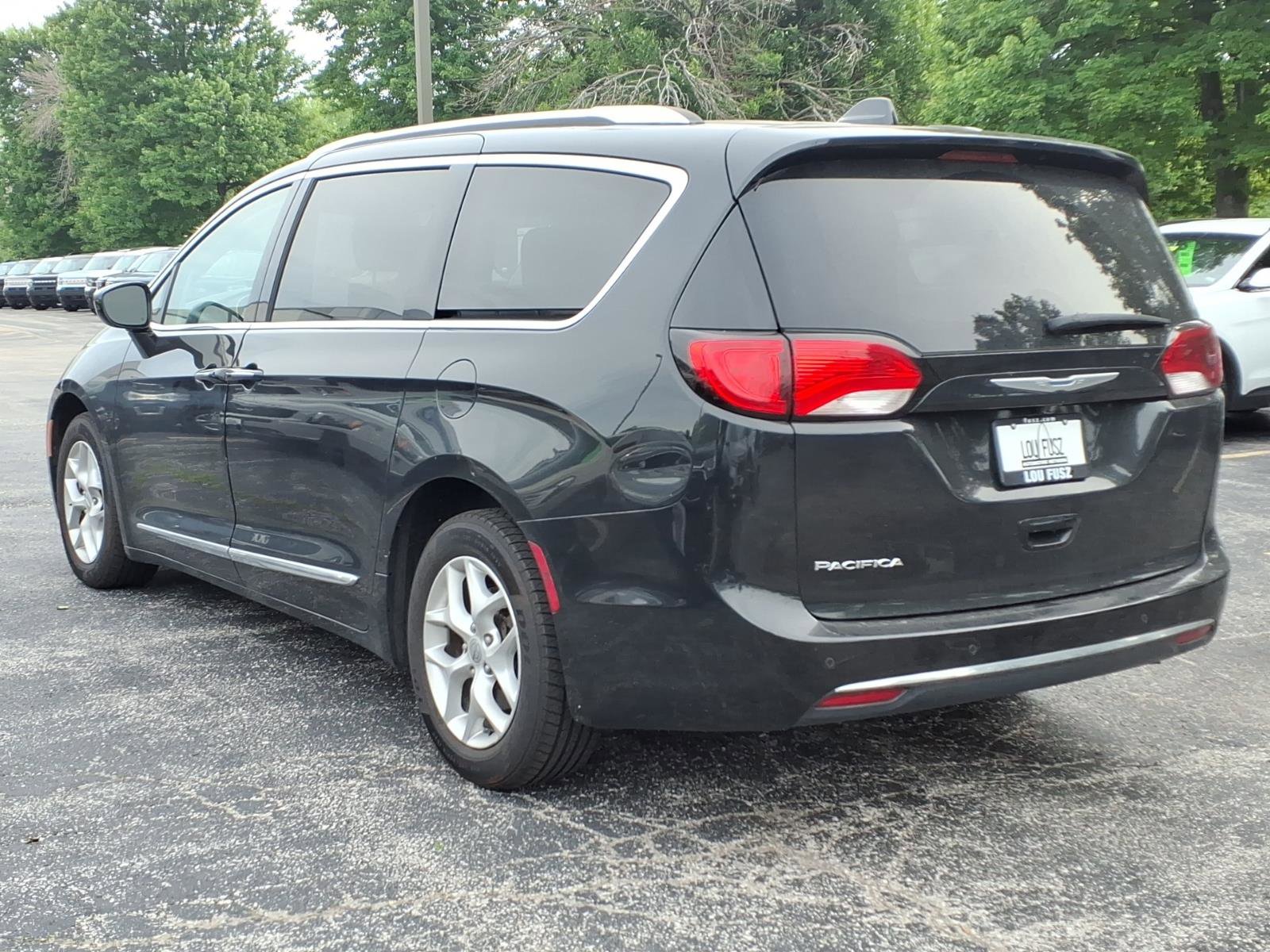 Used 2017 Chrysler Pacifica Touring-L Plus w/ Tire & Wheel Group FWD image 6