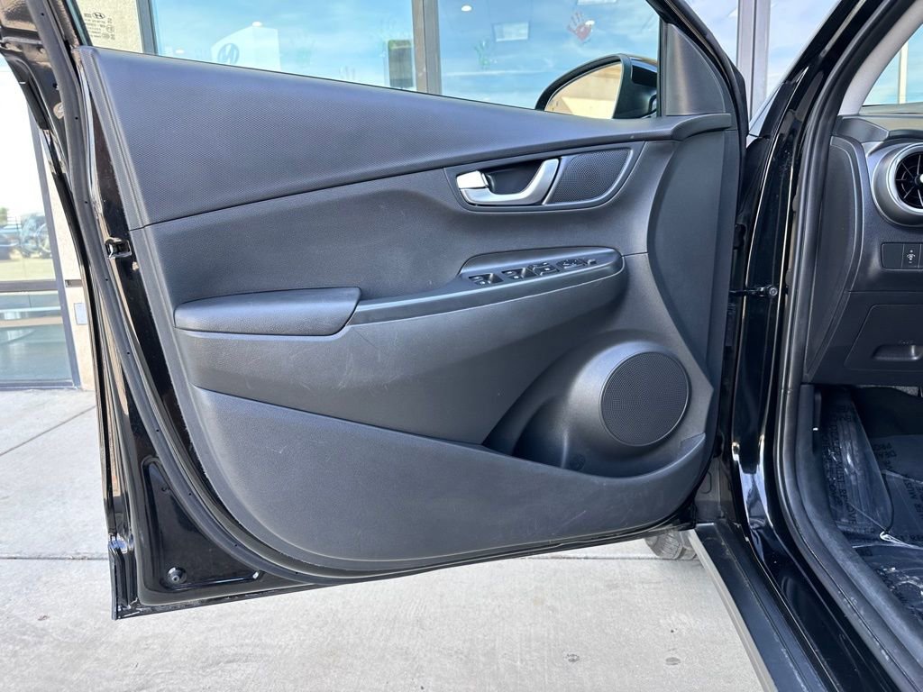 Used 2023 Hyundai Kona SE image 11