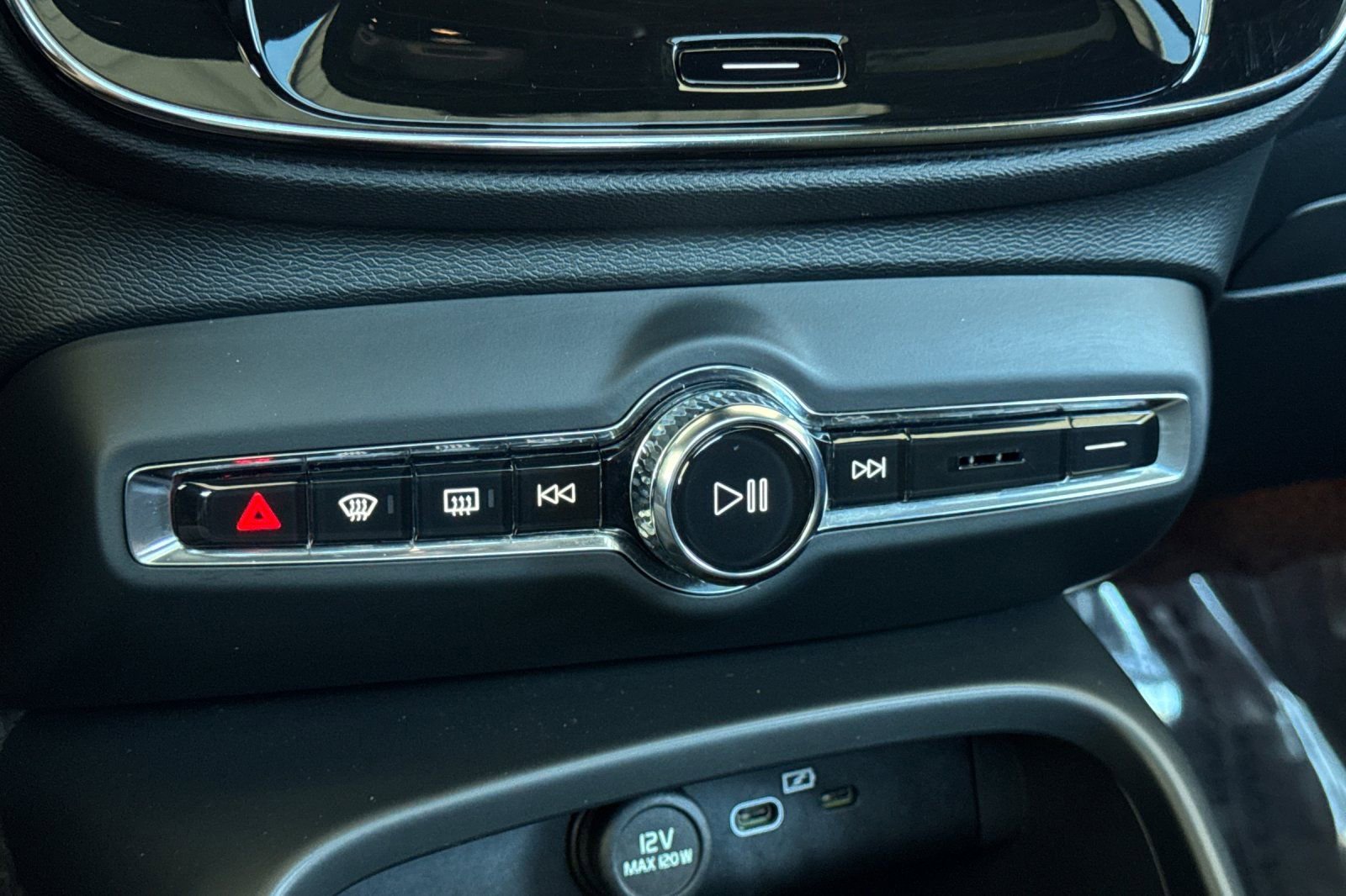 Certified 2025 Volvo XC40 B5 Core AWD/4WD image 24