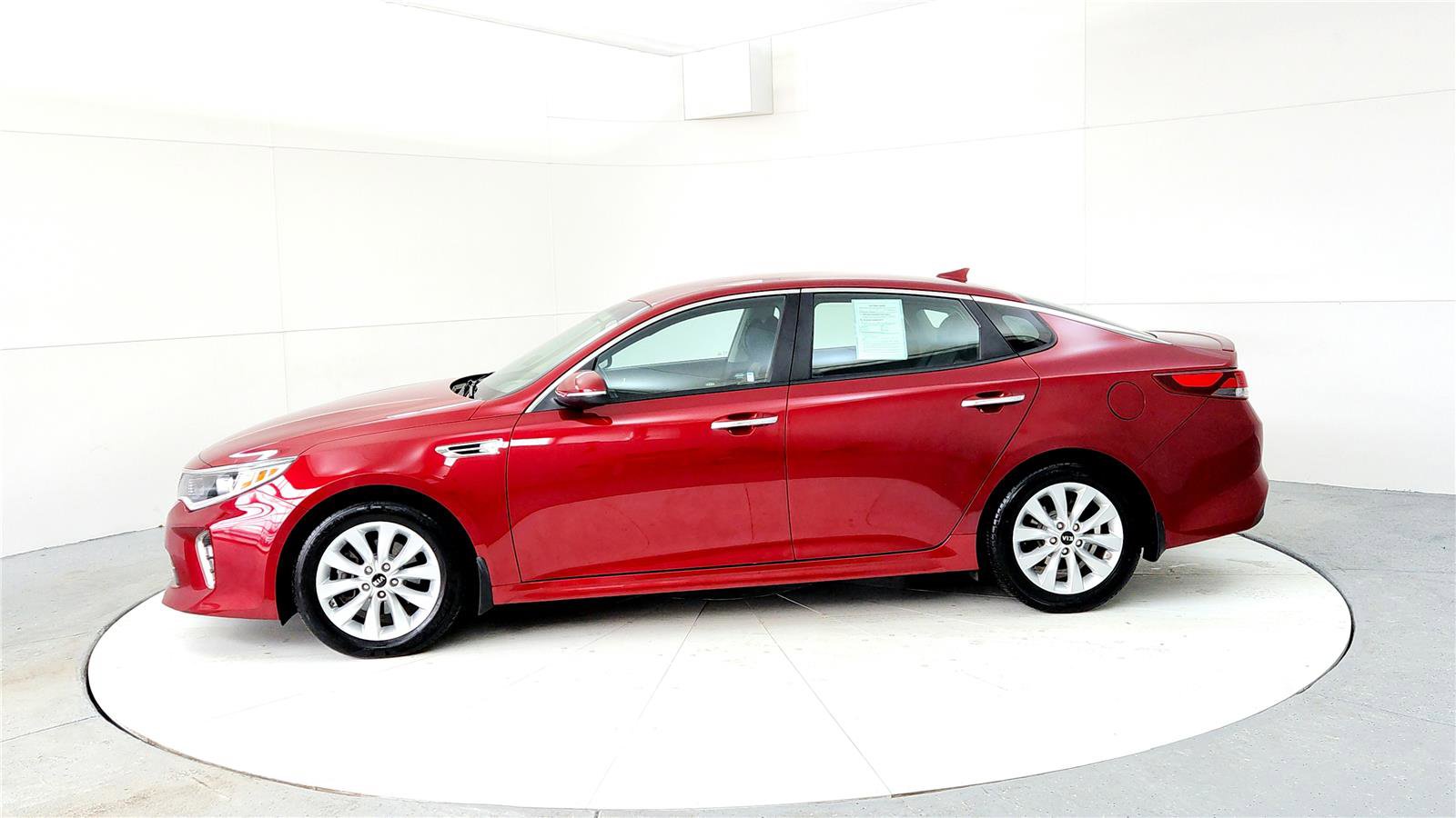 Used 2018 Kia Optima S image 3