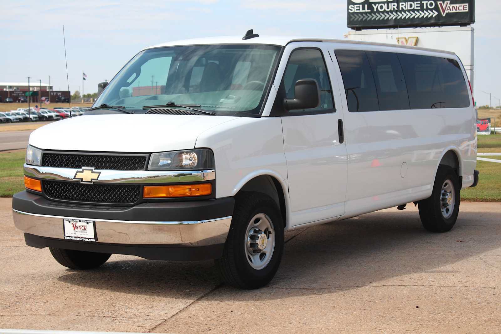 Used 2025 Chevrolet Express 3500 LT w/ LT Preferred Equipment Group RWD image 4