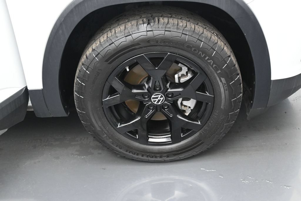Used 2024 Volkswagen Atlas Peak Edition SE AWD/4WD image 37