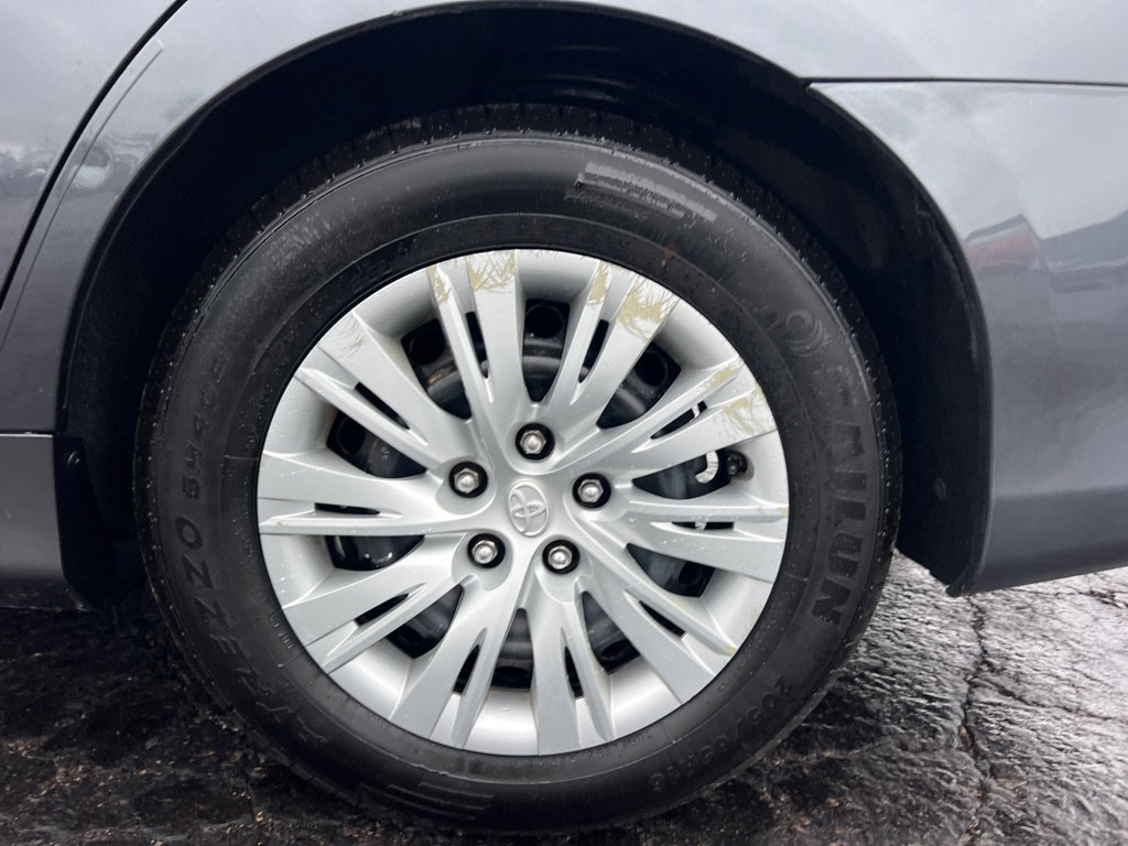 Used 2013 Toyota Camry LE image 30