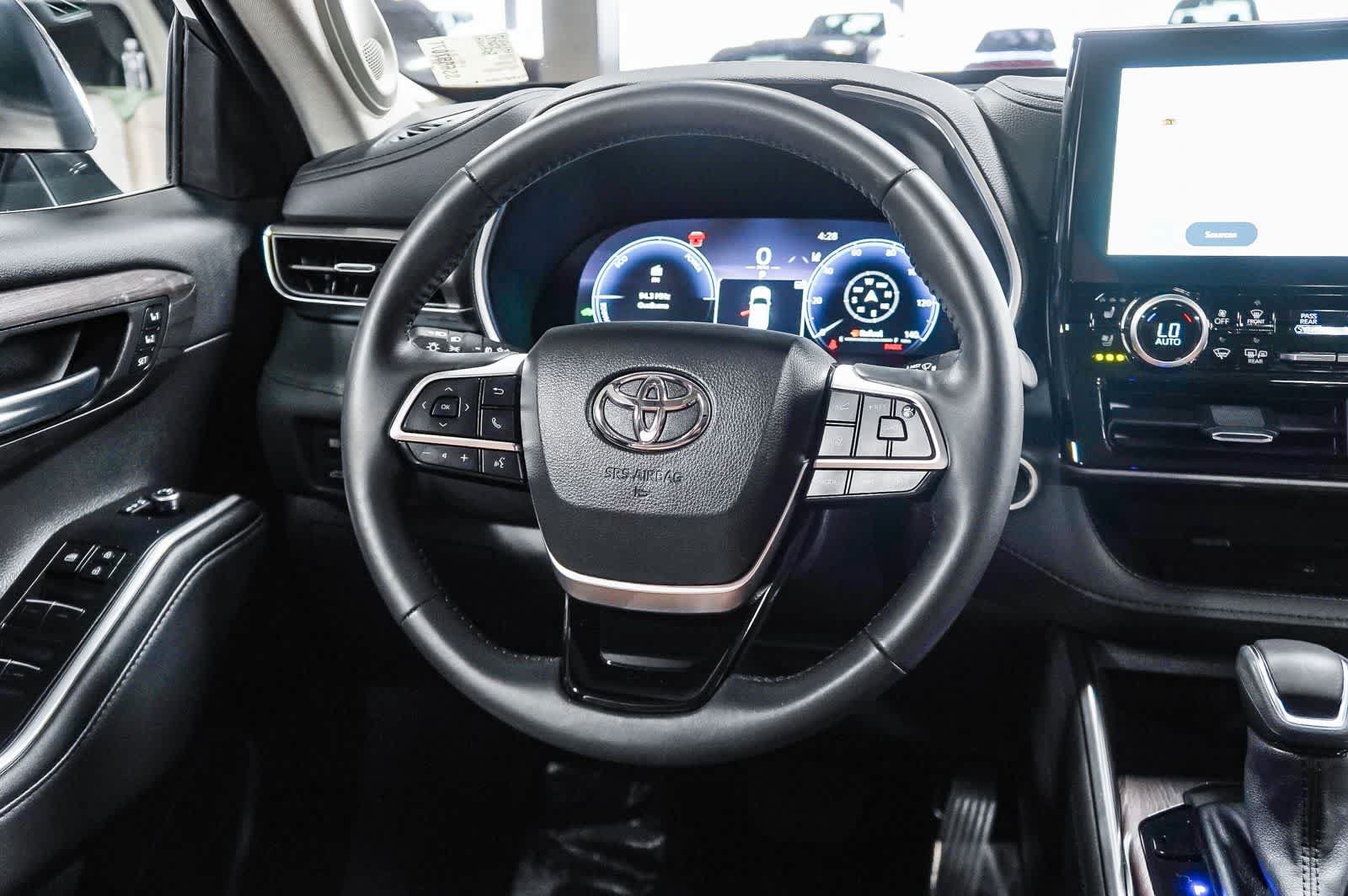 Certified 2025 Toyota Highlander Limited AWD/4WD image 16