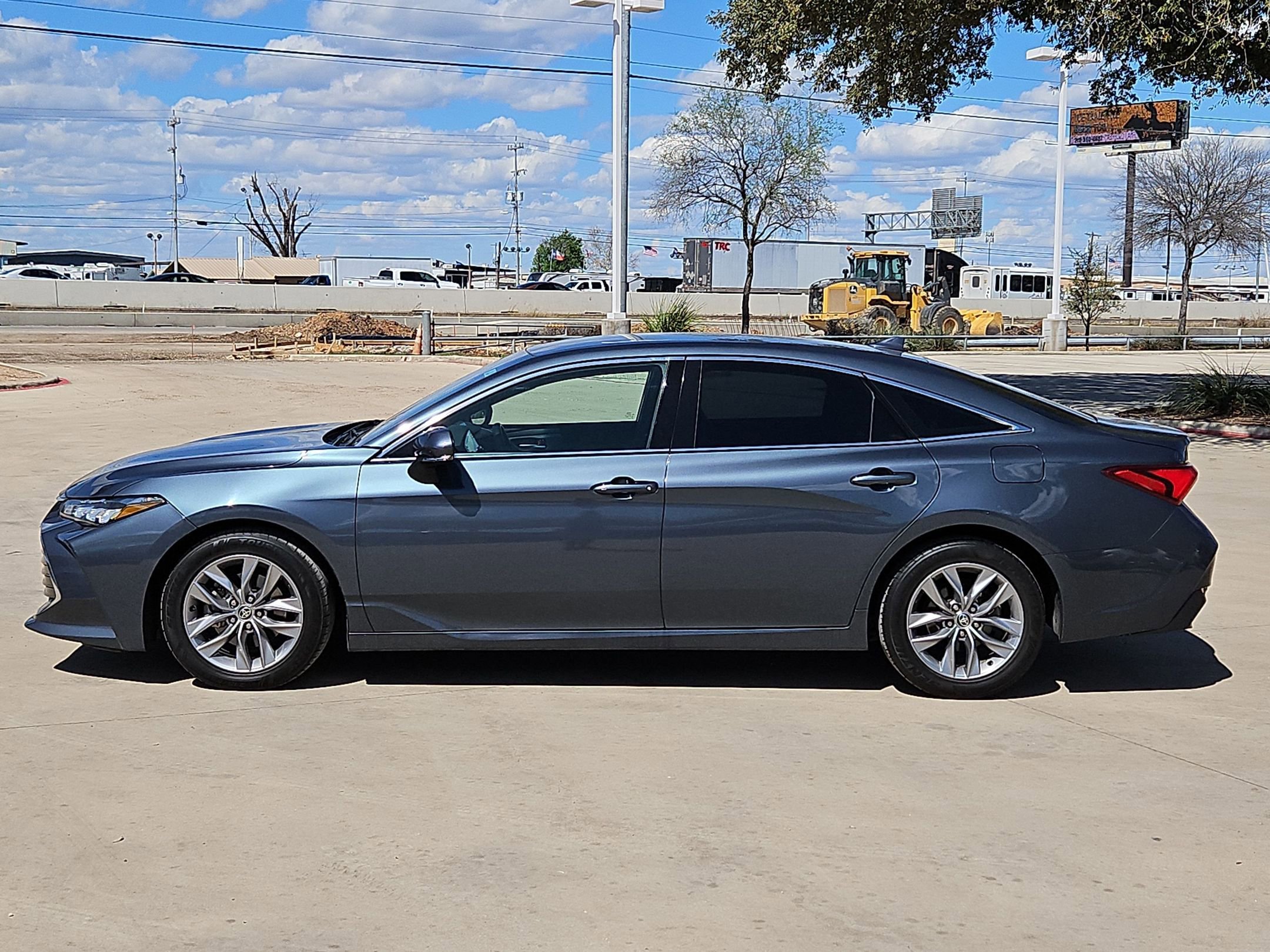 Used 2022 Toyota Avalon XLE FWD image 6