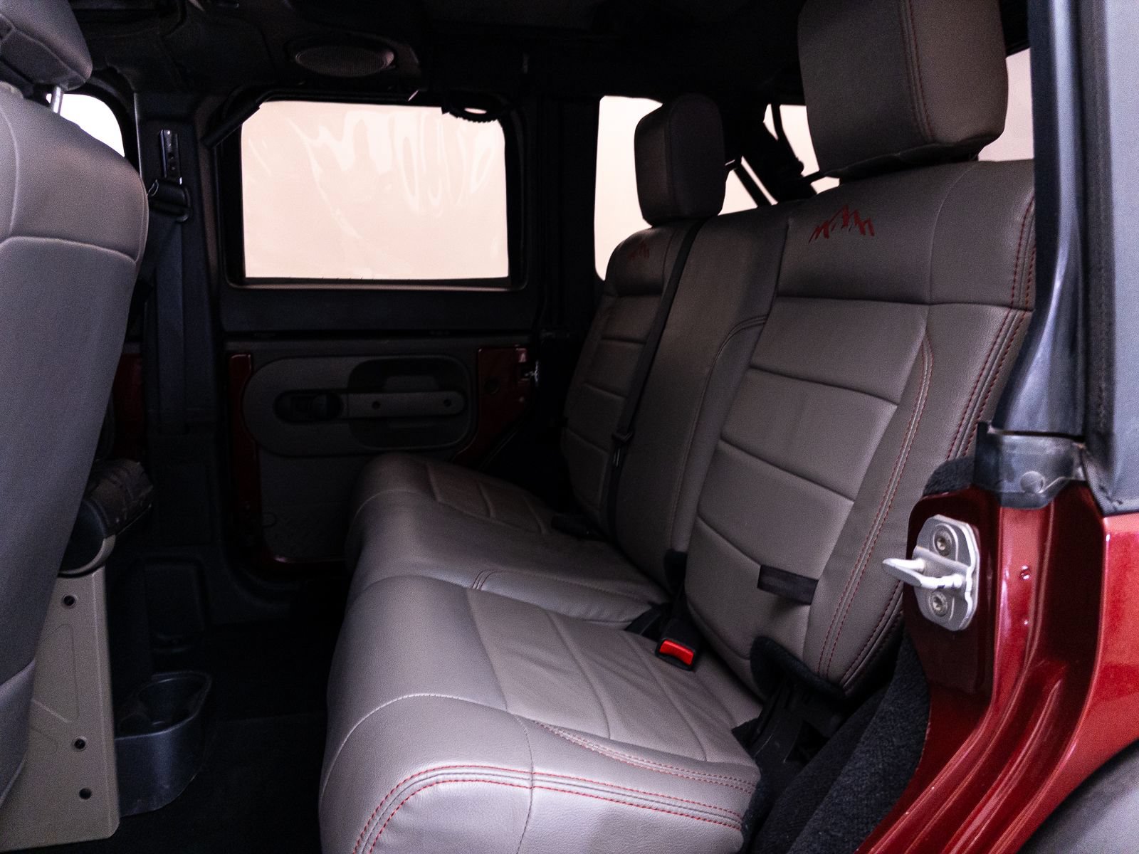 Used 2010 Jeep Wrangler Unlimited Rubicon AWD/4WD image 19