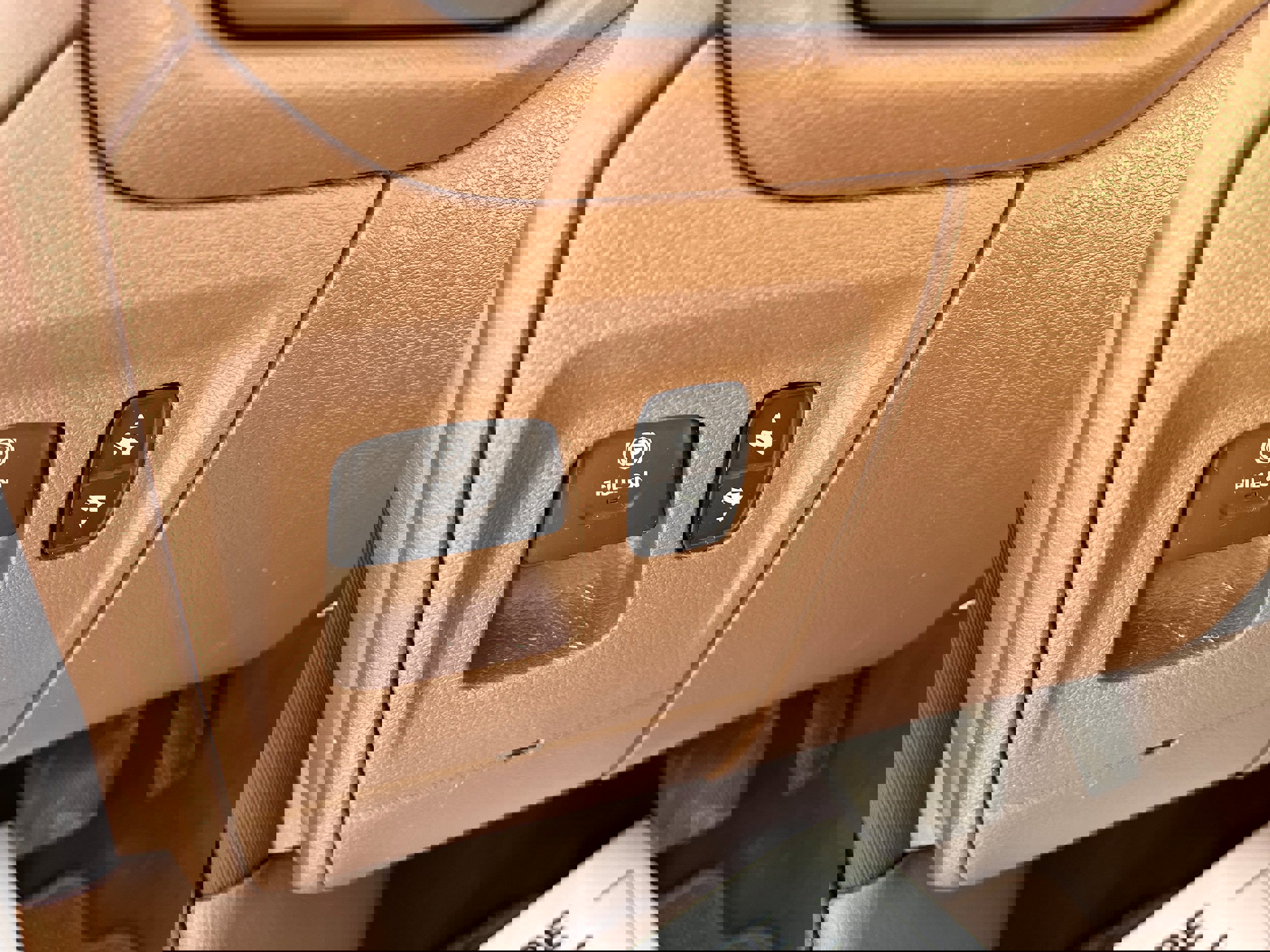 Used 2019 RAM 1500 Laramie AWD/4WD image 11