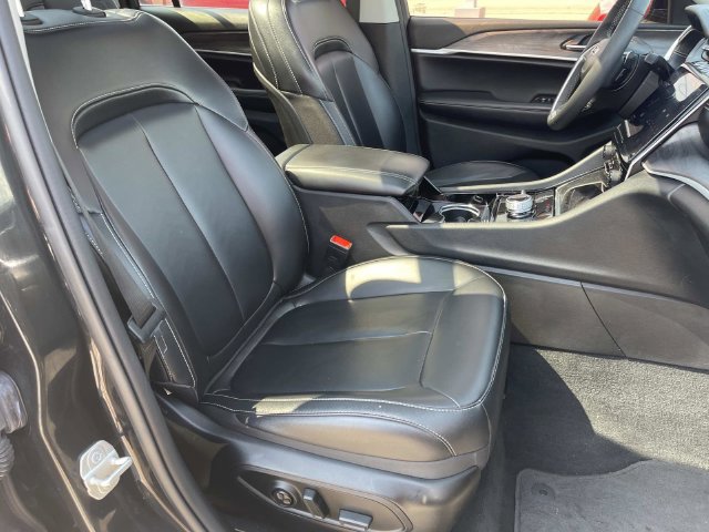 Used 2023 Jeep Grand Cherokee L Limited AWD/4WD image 24